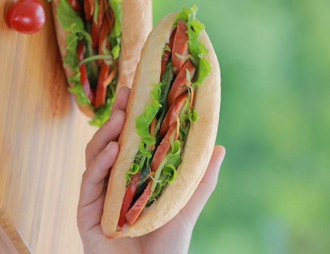 bánh mì kẹp xúc xích đơn giản