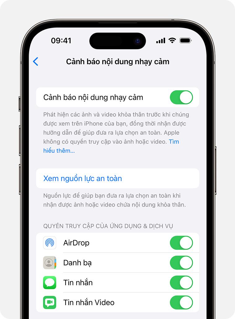 Trong chế độ cài đặt Quyền riêng tư & Bảo mật trên iPhone, bạn có thể bật Cảnh báo nội dung nhạy cảm và chọn ứng dụng bạn muốn bật tính năng bảo vệ trong đó.